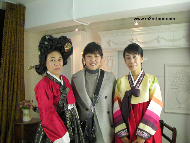 『韓服記念撮影』　ヒヒヒ～＾＾何だか凄くお似合いですね。お会いできなくて本当に残念でしたけど朴さんとも会えてよかったと思います。＾＾～＊私は元気でやってますのでご心配なく