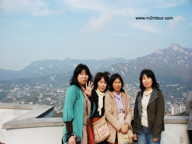 『韓国の紅葉』　ソウルの紅葉も捨てたもんじゃないでしょう！？　お友達四人のお嬢様のお陰で私も楽しかったです。次回も宜しくですよ。＾！＾＠