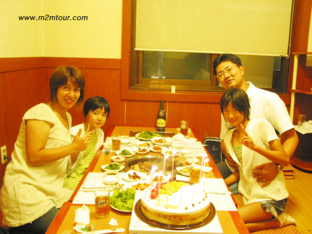 12歳？の誕生日おめでとう、祝～祝～祝、、韓国での誕生日会、気に入ったのかな？　ワイロ＊ワイロ　これで日本代表選手になれるのは間違いなし、、^^。　そのときは弊社の宣伝に使わ