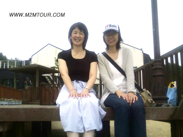 幸運に恵まれたロケ地ツアーでしたね。ばったりハンジヘちゃんにお会いできて尚且つ写真まで～～お土産まで渡すことができましたね。誰のお陰でしょう?　マンツアーマンさんですよ～