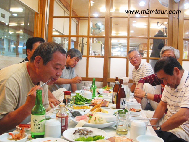 こんな大きなヒラメ初めて食べたね＾!＾＠＠＠　もくもくと食べるのは良いですけどそんな真剣に食べなくても～!～(笑)　でも、大丈夫ですよ『旅は食にあり』ですからね。