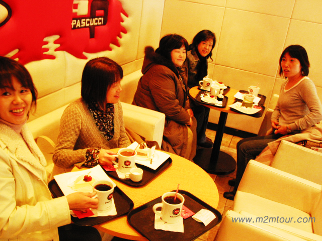 ここは『天国の階段』のパスクチ。若者の町にお嬢様は素敵でしたよ。コーヒーご馳走様でした。あ～バッタリ会いましたね。撮影現場を誰でしたっけ、、俳優さん。