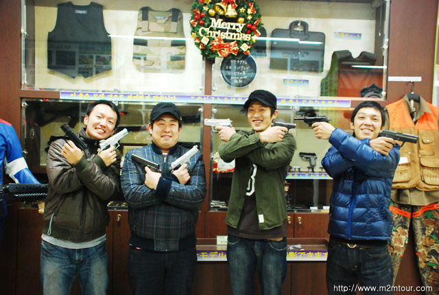 社員達の素敵な笑顔!?　実弾射撃場