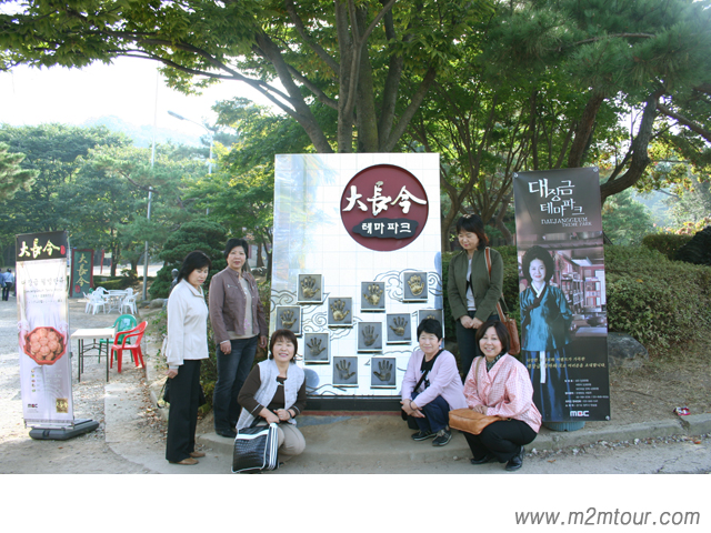 大長今テーマパークの入り口で１カット、、、悔しいながら僕より長今のことが詳しかったんです。